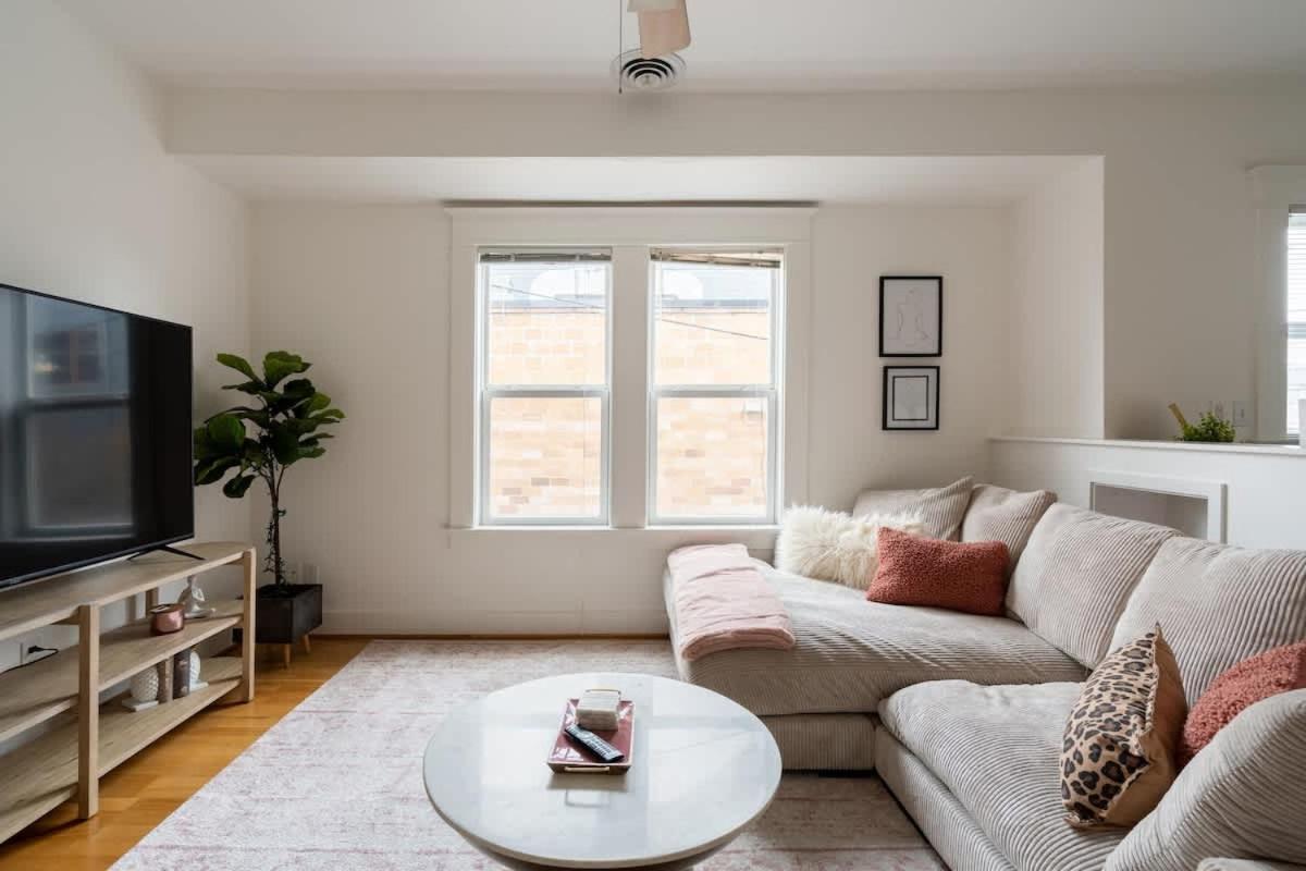 The Bohemian Spirit - Live Music, Eateries & Bars Apartment Portland
